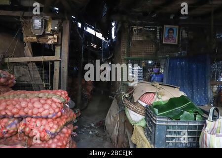 Kolkata, Indien. April 2020. Heute ist der 13. Tag der landesweiten vollständigen Sperrung, die von der Zentralregierung verurteilt wurde, um die Ausbreitung des Corona-Virus im ganzen Land zu mildern. Die Anzahl der COVID19-Fälle hat bereits 3000 überschritten. Es gibt immer noch Menschenmassen in verschiedenen Teilen Kolkatas. Jeden Morgen bringen die Bauern Gemüse auf die Märkte und es werden Menschenmassen beobachtet. Bis auf einige Orte halten sich die Menschen nicht gegenseitig Abstand. Kredit: Pacific Press Agency/Alamy Live News Stockfoto