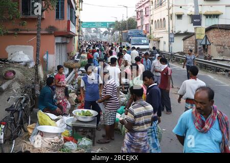 Kolkata, Indien. April 2020. Heute ist der 13. Tag der landesweiten vollständigen Sperrung, die von der Zentralregierung verurteilt wurde, um die Ausbreitung des Corona-Virus im ganzen Land zu mildern. Die Anzahl der COVID19-Fälle hat bereits 3000 überschritten. Es gibt immer noch Menschenmassen in verschiedenen Teilen Kolkatas. Jeden Morgen bringen die Bauern Gemüse auf die Märkte und es werden Menschenmassen beobachtet. Bis auf einige Orte halten sich die Menschen nicht gegenseitig Abstand. Kredit: Pacific Press Agency/Alamy Live News Stockfoto