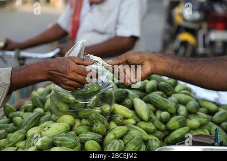 Kolkata, Indien. April 2020. Heute ist der 13. Tag der landesweiten vollständigen Sperrung, die von der Zentralregierung verurteilt wurde, um die Ausbreitung des Corona-Virus im ganzen Land zu mildern. Die Anzahl der COVID19-Fälle hat bereits 3000 überschritten. Es gibt immer noch Menschenmassen in verschiedenen Teilen Kolkatas. Jeden Morgen bringen die Bauern Gemüse auf die Märkte und es werden Menschenmassen beobachtet. Bis auf einige Orte halten sich die Menschen nicht gegenseitig Abstand. Kredit: Pacific Press Agency/Alamy Live News Stockfoto