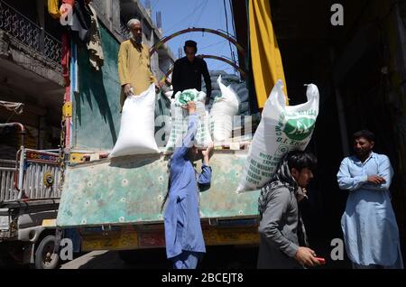 Peschawar, Pakistan. April 2020. Ladenbesitzer kaufen Säcke Zucker A wegen des Ausbruchs des Corona-Virus, (Foto von Hussain Ali/Pacific Press) Kredit: Pacific Press Agency/Alamy Live News Stockfoto