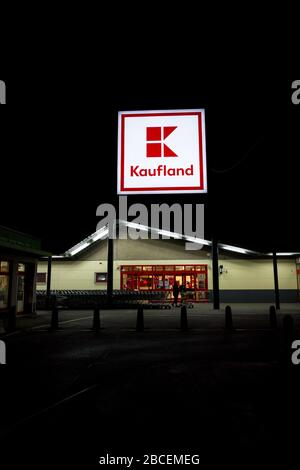 PRAG, TSCHECHIEN - 3. APRIL 2020: Kaufland Firmenlogo nachts auf Supermarktgebäude aus deutscher Kette, Teil der Schwartz Gruppe Stockfoto