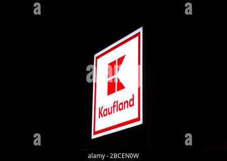 PRAG, TSCHECHIEN - 3. APRIL 2020: Kaufland Firmenlogo nachts auf Supermarktgebäude aus deutscher Kette, Teil der Schwartz Gruppe Stockfoto