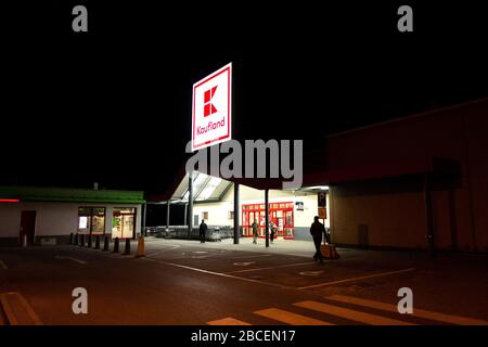 PRAG, TSCHECHIEN - 3. APRIL 2020: Kaufland Firmenlogo nachts auf Supermarktgebäude aus deutscher Kette, Teil der Schwartz Gruppe Stockfoto