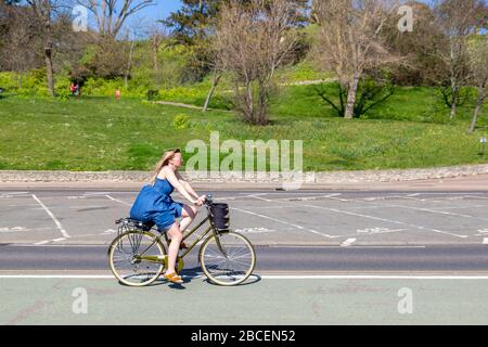 Southend-on-Sea, Großbritannien. April 2020. Ein einsamer Radfahrer fährt an einem warmen Frühlingstag während der COVID-19-Lockdown entlang der Western Esplanade in Southend-on-Sea. Die Straße ist verkehrsfrei und spiegelt soziale Distanzierungsmaßnahmen und eine Einschränkung des öffentlichen Verkehrs wider. Die Szene zeigt Outdoor-Übungen aus der Pandemie-Ära und die ruhige Transformation der Küste. Penelope Barritt/Alamy Live News Stockfoto