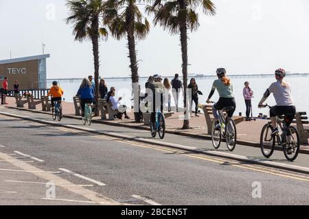 Southend-on-Sea, Großbritannien. April 2020. Radfahrer reisen während der COVID-19-Pandemie entlang der Western Esplanade in Southend-on-Sea, Essex. An einem warmen Frühlingstag genießen sozial weit entfernte Besucher die Strandpromenade unter Einhaltung der gesundheitlichen Einschränkungen. Die Szene spiegelt die Freizeit aus der Pandemie wider, wobei nach den britischen Lockdown-Regeln nur begrenzte Bewegungsfreiheit und Übungen im Freien erlaubt sind. Penelope Barritt/Alamy Live News Stockfoto