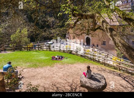 Das Heiligtum von San Romedio, das dem Heiligen Romedius gewidmet ist, liegt auf einem steilen Felsvorsprung in der Naturlandschaft des Trentino-Südtirol, Italien - Predaia Stockfoto