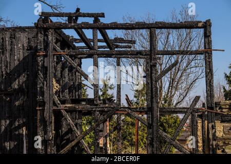 Der Rest der Gebäudestruktur. Zuhause nach dem Brand. Stockfoto