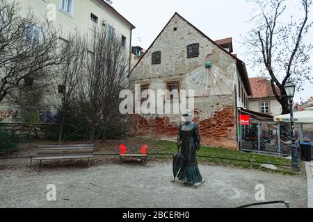 Zagreb, Kroatien - 24. Februar 2019: Statue der Marija Juric Zagorka an der Ivana Tkalcica Straße Stockfoto