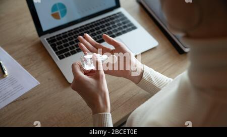 Oben Nahansicht: Junge Frau, die die Hände desinfiziert. Stockfoto