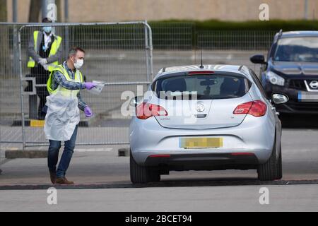 AUTOKENNZEICHEN PIXEATED VON PA PICTURE DESK EIN Test wird an einem Coronavirus Testgelände in einem Parkplatz in der Nähe des O2 in Greenwich, London, durchgeführt, da Großbritannien weiterhin in Sperrungen arbeitet, um die Ausbreitung des Coronavirus einzudämmen. Stockfoto