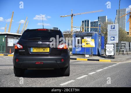 AUTOKENNZEICHEN PIXEATED BY PA PICTURE DESK EIN Auto wartet darauf, in einen Coronavirus Testgelände in einem Parkplatz in der Nähe des O2 in Greenwich, London, zu fahren, da Großbritannien weiterhin in Sperrungen ist, um die Ausbreitung des Coronavirus einzudämmen. Stockfoto