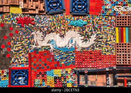 Wunderschönes weißes Drachensymbol aus Keramik im Garten der Tao Hong Tai Keramikfabrik in Ratchaburi, Thailand Stockfoto