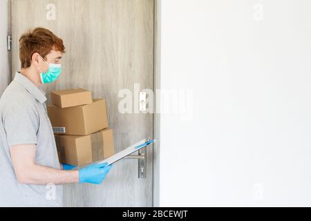 Kurier liefert Karton in chirurgischen Handschuhen und chirurgischen Masken. Sicherheitspost, der während der Epidemie geliefert wird. Kuriermann mit Päckchen in der Nähe von Doo Stockfoto