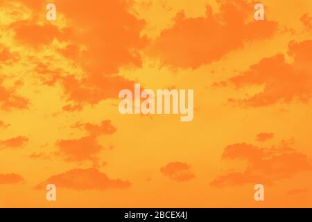 Wunderschöner Hintergrund am Himmel, orangefarbene Töne Stockfoto