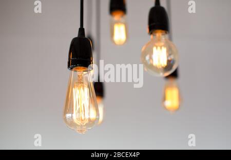 Dekoration antike glühbirnen mit edison-led-Glühfaden, Grafik mit Drahthintergrund und Copyspace auf der Oberseite, Vintage-Stil in Farbe. Warm. Stockfoto