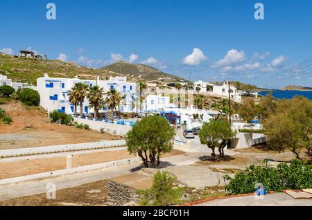 Weiße griechische Architektur im Dorf Naoussa auf der Insel Paros. Kykladen. Griechenland. Stockfoto