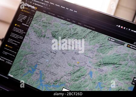 Sao Paulo, Sao Paulo, Brasilien. April 2020. Bildschirm der Anwendung Flight Radar 24, die den globalen Luftverkehr in Echtzeit überwacht. Der Antrag zeigt heute Samstagmorgen (04), dass es in Sao Paulo wegen der Quarantäne gegen das neue Coronavirus - Covid19 fast keinen Flugverkehr mehr gibt. Kredit: Paulo Lopes/ZUMA Wire/Alamy Live News Stockfoto