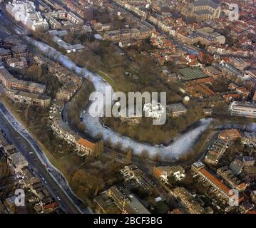 Leiden, Holland, 10. Februar 1986: Historisches Luftbild von Leiden, Holland im Winter mit Skaten auf dem gefrorenen Kanal vor Leiden O Stockfoto