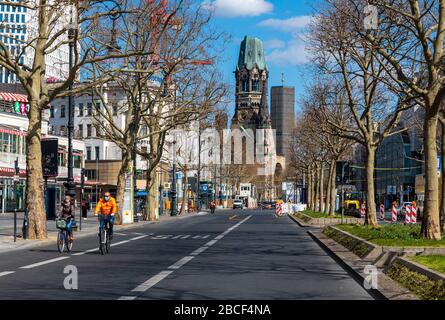 Radfahrer mit Gesichtsmaske reitet den Kurfürstendamm Boulevard im Zentrum von Berlin verlassen wegen der Corona Pandemie Abriegelung Stockfoto