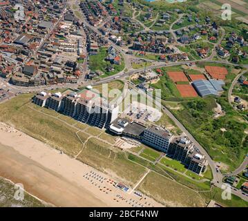 Noordwijk aan Zee, Holland, 16. Mai 1986: Historisches Luftbild des Grand Hotel Huis ter Duin auf der höchsten Düne von Noordwijk Stockfoto