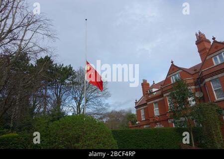 (200404) -- DUBLIN, 4. April 2020 (Xinhua) -- EINE chinesische Nationalflaggen fliegt halbmast, um nach Märtyrern zu trauern, die im Kampf gegen den neuartigen Coronavirus Disease (COVID-19) Ausbruch und Landsleute, die an der chinesischen Botschaft in Irland am 4. April 2020 gestorben sind. (Chinesische Botschaft nach Irland/Aushändige über Xinhua) Stockfoto