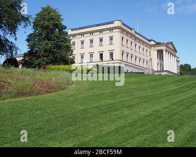 Grünfeld und Palast in der europäischen Hauptstadt Oslo in Norwegen Stockfoto