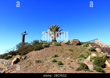 Denkmal der Pfeifsprache im Overlook Mirador de Igualero und der Kirche Iglesia de San Francisco im Hochland von La Gomera, Kanarische Insel Stockfoto