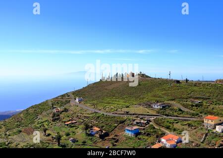 Denkmal der Pfeifsprache im Overlook Mirador de Igualero und der Kirche Iglesia de San Francisco im Hochland von La Gomera, Kanarische Insel Stockfoto