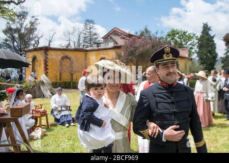 Zwei Laiendarsteller, die den Kaiser von Österreich Karl 1 oder Karl 1 und seine Frau Zita in der Quinta Jardins do Imperador bei der Wiedereröffnung der Emp handeln Stockfoto