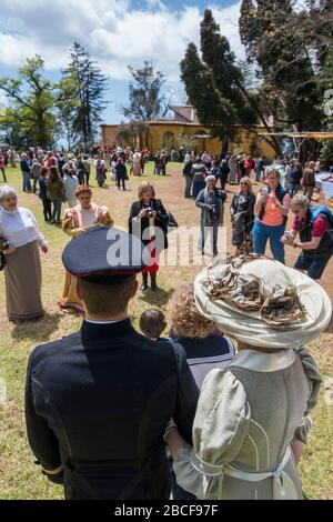 Zwei Laiendarsteller, die den Kaiser von Österreich Karl 1 oder Karl 1 und seine Frau Zita in der Quinta Jardins do Imperador bei der Wiedereröffnung der Emp handeln Stockfoto