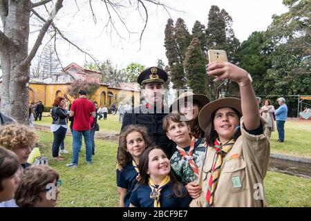 Zwei Laiendarsteller, die den Kaiser von Österreich Karl 1 oder Karl 1 in der Quinta Jardins do Imperador bei der Wiedereröffnung der Emperor Gardens in Mo spielen Stockfoto