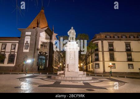 Das Denkmal von joao goncalves zarco vor der Banco de Portugal in der avenida Arriaga im Stadtzentrum von Funchal auf der Insel Madeira von P Stockfoto