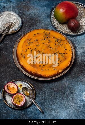Köstliche Mango-Kuchen mit Passionsfrucht und Karamell. Hausgemachtes tropisches Dessert im Sommer. Kopierbereich. Stockfoto