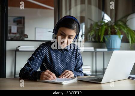 Konzentrierte Studentinnen, die im Fernstudium an Online-Kursen teilnehmen. Stockfoto