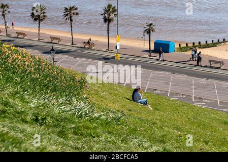Southend on Sea, Essex, Großbritannien. April 2020. Die meisten Menschen haben die Warnungen befolgt, während der Sperrzeit der COVID-19-Coronavirus-Pandemie von Southend an der Meeresküste fernzuhalten. Rat und Polizei befürchteten, dass das warme, sonnige Wetter zu Menschenmassen führen würde, die sich an der Küste versammeln würden, so dass die Parkplätze entlang der Vorderseite und in der Stadt geschlossen wurden. Einige Menschen machten sich das Wetter zu Nutze, um ihre Übung zu machen, befolgten aber die Richtlinien zur sozialen Distanzierung Stockfoto