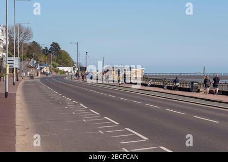 Southend on Sea, Essex, Großbritannien. April 2020. Die meisten Menschen haben die Warnungen befolgt, während der Sperrzeit der COVID-19-Coronavirus-Pandemie von Southend an der Meeresküste fernzuhalten. Rat und Polizei befürchteten, dass das warme, sonnige Wetter zu Menschenmassen führen würde, die sich an der Küste versammeln würden, so dass die Parkplätze entlang der Vorderseite und in der Stadt geschlossen wurden. Einige Menschen machten sich das Wetter zu Nutze, um ihre Übung zu machen, befolgten aber die Richtlinien zur sozialen Distanzierung Stockfoto