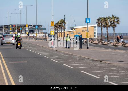 Southend on Sea, Essex, Großbritannien. April 2020. Die meisten Menschen haben die Warnungen befolgt, während der Sperrzeit der COVID-19-Coronavirus-Pandemie von Southend an der Meeresküste fernzuhalten. Rat und Polizei befürchteten, dass das warme, sonnige Wetter zu Menschenmassen führen würde, die sich an der Küste versammeln würden, so dass die Parkplätze entlang der Vorderseite und in der Stadt geschlossen wurden. Einige Menschen machten sich das Wetter zu Nutze, um ihre Übung zu machen, befolgten aber die Richtlinien zur sozialen Distanzierung. Zivilvollzugsbeamte, die Parkplätze bewachen Stockfoto