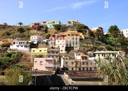 Bunte Wohnungen in Vallehermoso Stadt und Tal auf der Insel La Gomera, Kanarische Inseln in Spanien Stockfoto