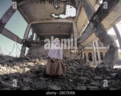 Taiz / Jemen - 27 Dez 2018 : Kinder studieren an den Ruinen ihrer Schule, die durch den gewaltsamen Krieg zwischen der Nationalarmee und den Huthi-Milizen zerstört wurden Stockfoto