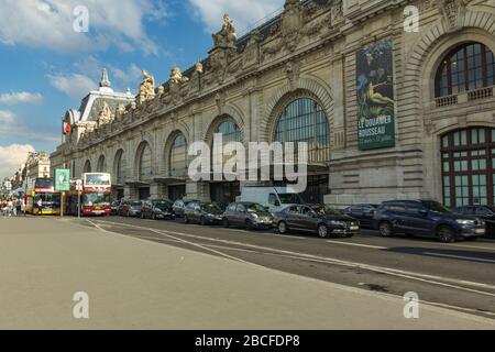 PARIS, FRANKREICH - 23. JUNI 2016: Das Museum D Orsay in Paris, Frankreich, Blick von der Straße. Musee Dorsay hat die größte Sammlung von impressionistischen und Stockfoto