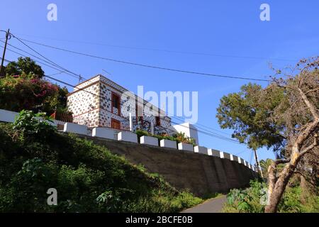 Bunte Wohnungen in Vallehermoso Stadt und Tal auf der Insel La Gomera, Kanarische Inseln in Spanien Stockfoto