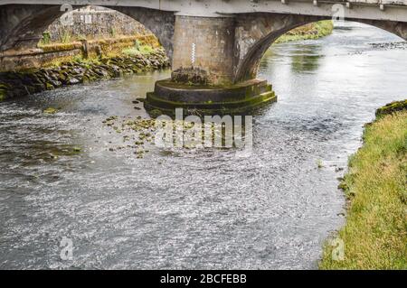 Brücke am Fluss Dordogne bei Bort les Orgues, einem kleinen französischen Dorf in Correze, Auvergne. Stockfoto