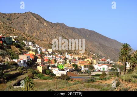 Bunte Wohnungen in Vallehermoso Stadt und Tal auf der Insel La Gomera, Kanarische Inseln in Spanien Stockfoto