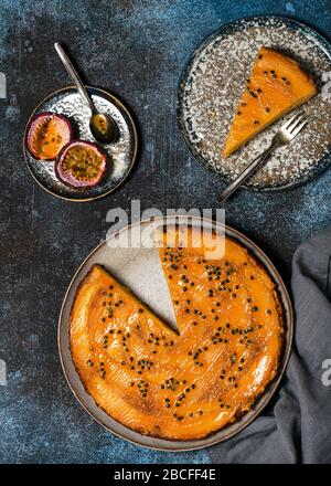 Hausgemachte Mango-Kuchen mit Passionsfrucht und Karamell. Flaches Lay. Süßes Food-Konzept. Stockfoto