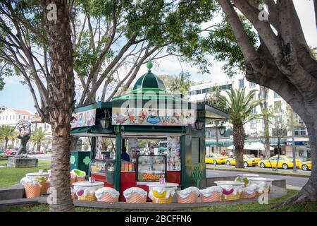 Eine Imbissbar an der Promenade der Avenida do mar im Stadtzentrum von Funchal auf der Insel Madeira in Portugal. Portugal, Madeira, April 2018 Stockfoto