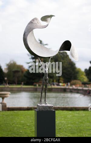 Roter Schal von Carol Peace Statue Sculpt bei Kew 2017 in Royal Botanic Gardens Kew Gardens, Richmond, London, TW9 3AE Stockfoto