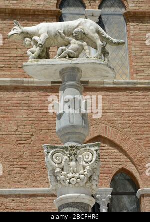 Steinstatue der Wölfin mit Romulus und Remus in der Nähe der Kathedrale von Siena, Toskana, Italien Stockfoto