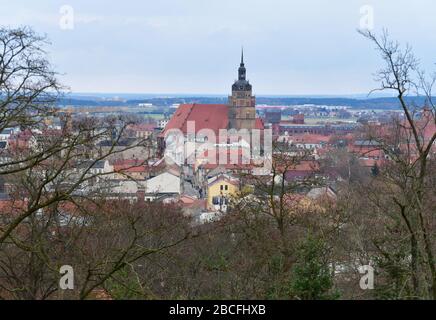 09. März 2020, Brandenburg, Brandenburg/Havel: Die St. Katharinenkirche in der Innenstadt am Neustädtischen Markt. Der norddeutsche Ziegelbau im Hintergrund ist die evangelische Pfarrkirche der Stadt und wurde bis 1401 nach den Plänen des Stettiner Baumeisters Heinrich Brunsberg errichtet. Der Turm der Kirche ist etwas mehr als 70 Meter hoch. Foto: Soeren Stache / dpa-Zentralbild / ZB Stockfoto