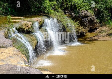 Wenig Wasser fallen mit Natur Wald Stockfoto