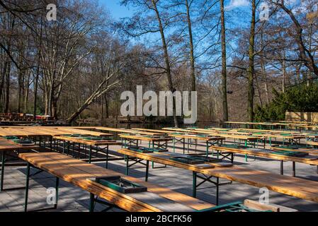 Leerer Biergarten im Berliner Tiergarten bei Corona-Pandemie Stockfoto